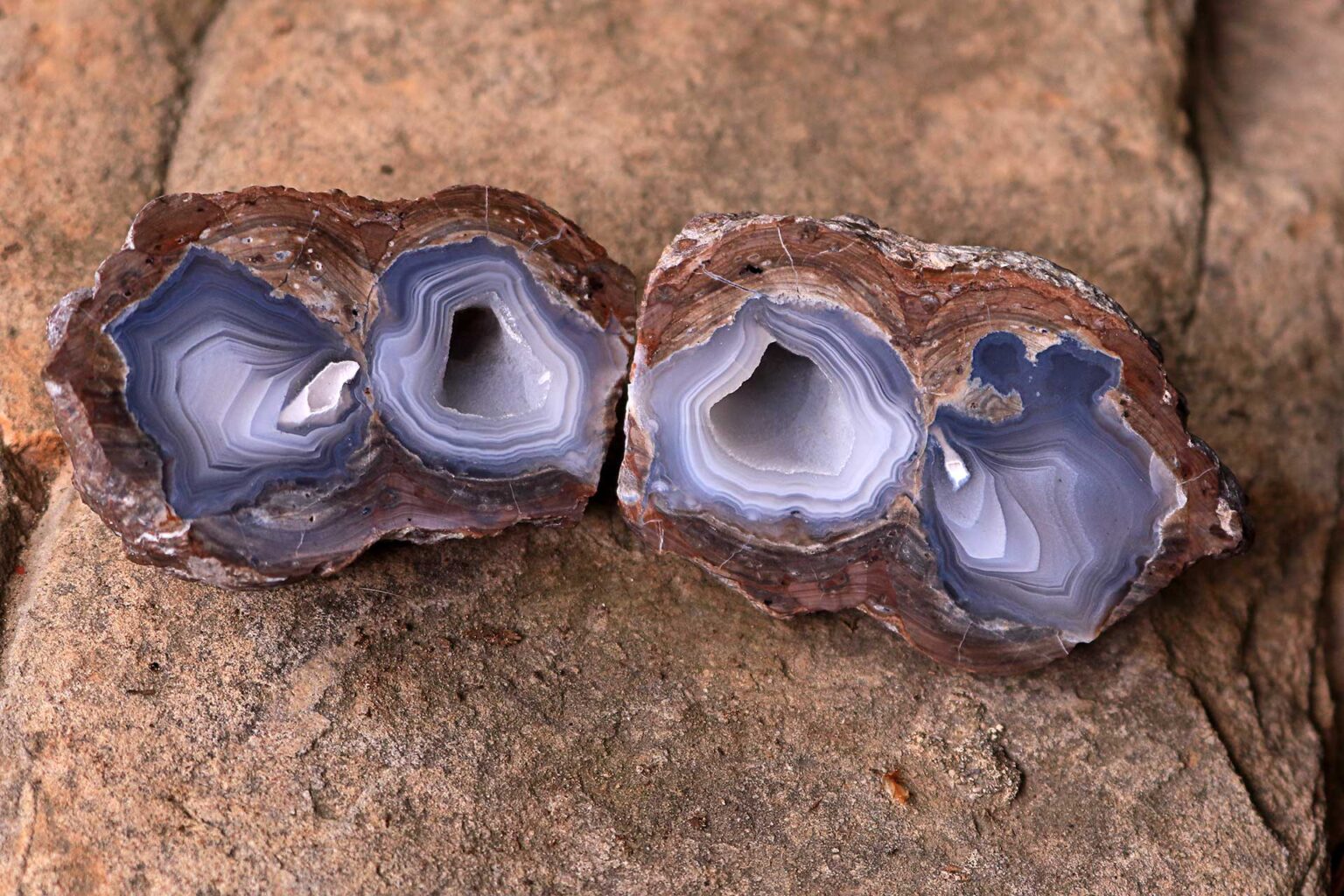 Dugway Geode Double Chamber 148g – Rockhounds Anonymous